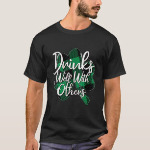 Getränke gut mit anderen St. Patrick's Day Betrunk T-Shirt