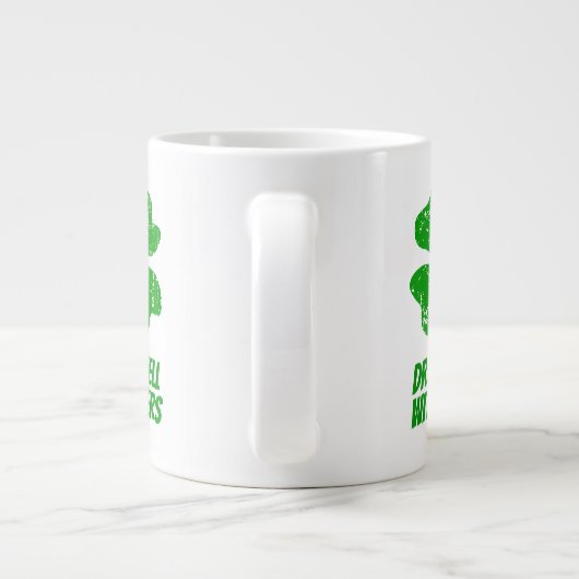 Getränke gut mit anderen St Patricks Day Jumbo Tas Jumbo-Tasse (Rückseite)