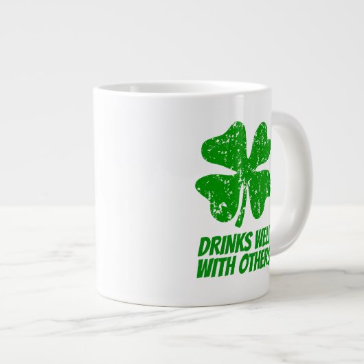 Getränke gut mit anderen St Patricks Day Jumbo Tas Jumbo-Tasse (Vorderseite Rechts)