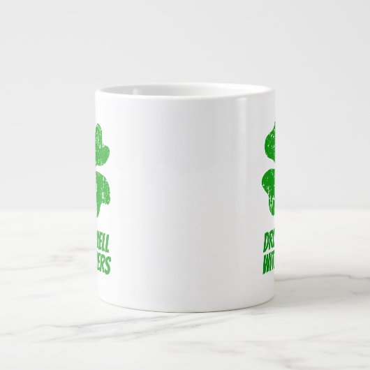 Getränke gut mit anderen St Patricks Day Jumbo Tas Jumbo-Tasse (Vorderseite)