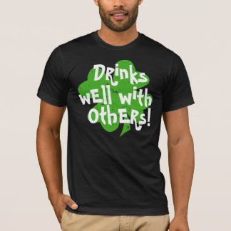 Getränke gut mit anderen T-Shirt