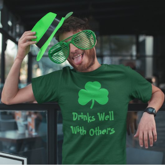 Getränke gut mit anderen T-Shirt