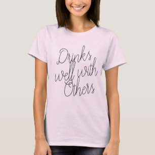 Getränke gut mit anderen T-Shirt