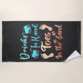 Getränke in Handzehen im Sandstrand - Sprichwort Strandtuch (Vorderseite)