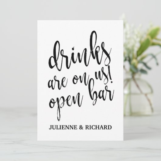 Getränke sind auf uns! Erschwingliches Hochzeitssz Einladung (Stehend Vorderseite)