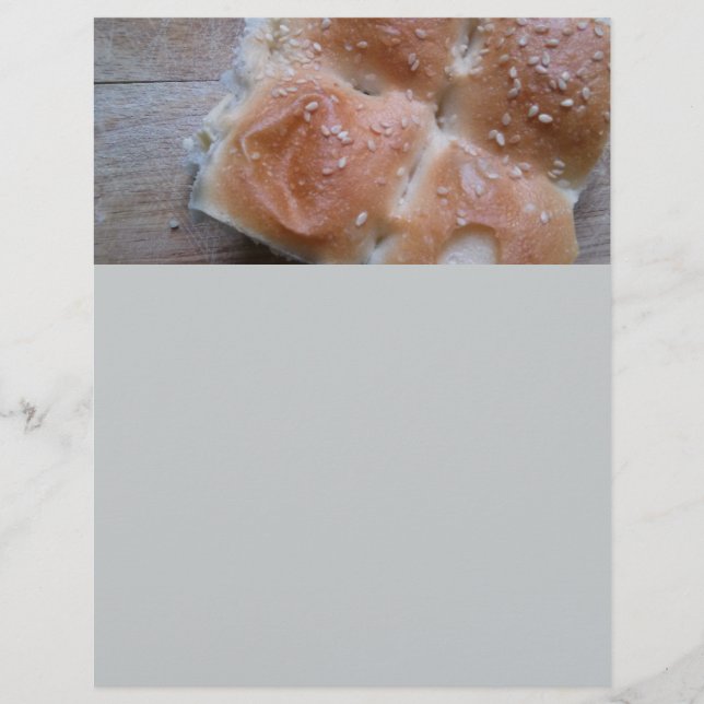 Getreidebrot auf dem Holzschelf, gesunde Lebensmit (Vorderseite)