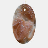 Getreidebrot auf dem Holzschelf, gesunde Lebensmit Keramikornament (Rechts)