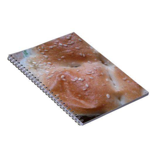 Getreidebrot auf dem Holzschelf, gesunde Lebensmit Notizblock (Rechte Seite)