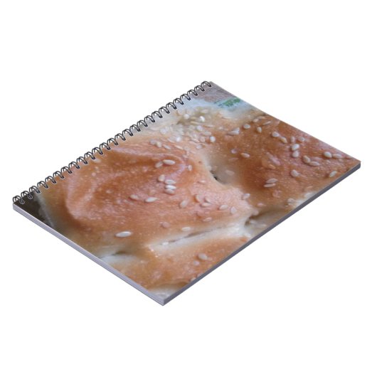 Getreidebrot auf dem Holzschelf, gesunde Lebensmit Notizblock (Linke Seite)