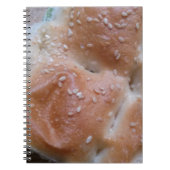 Getreidebrot auf dem Holzschelf, gesunde Lebensmit Notizblock (Vorderseite)