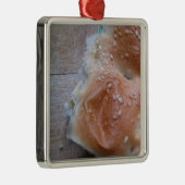 Getreidebrot auf dem Holzschelf, gesunde Lebensmit Silbernes Ornament (Rechts)