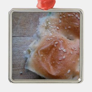 Getreidebrot auf dem Holzschelf, gesunde Lebensmit Silbernes Ornament