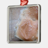 Getreidebrot auf dem Holzschelf, gesunde Lebensmit Silbernes Ornament (Links)