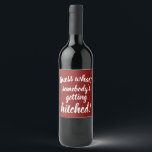 Getrennte Ankündigung zur Verheiratung Funny Wine  Weinetikett<br><div class="desc">Getting Married Announcement Funny Wine Label ist der perfekte Weg, um Ihre Familie und Freunde anzukündigen, die Sie getroffen haben! Lege dieses Etikett auf deine Lieblingsflasche und Set es auf den Tisch, während sie weg sind oder überrasche sie mit einer Ansammlung! Sehen Sie, wer zuerst bemerkt! Wenn Sie wirklich Angst...</div>