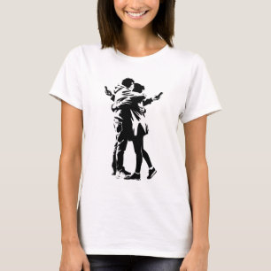 Getrennte Liebe: Moderne Romanze im Banksy-Stil T-Shirt