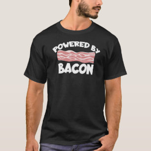 Getrieben von Bacon Barnyard Ernte Farm Barn Cat T-Shirt