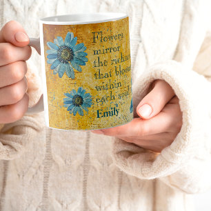 Getrocknete Blaue Gänseblümchen auf Ockerfläche Bl Kaffeetasse