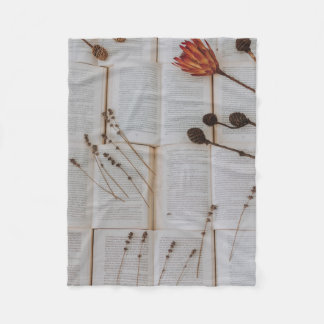 Getrocknete Blume Fleecedecke