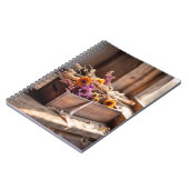 Getrocknete Blume in Holzschachteln Notizblock (Linke Seite)