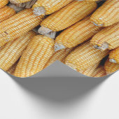 Getrockneter Mais, der gestapelt wurde. Geschenkpapier (Ecke)