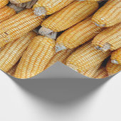 Getrockneter Mais, der gestapelt wurde. Geschenkpapier (Ecke)