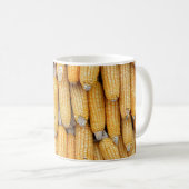 Getrockneter Mais, der gestapelt wurde. Kaffeetasse (VorderseiteRechts)