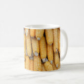 Getrockneter Mais, der gestapelt wurde. Kaffeetasse (VorderseiteRechts)