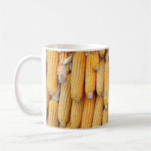 Getrockneter Mais, der gestapelt wurde. Kaffeetasse