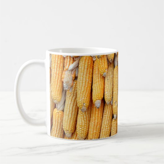 Getrockneter Mais, der gestapelt wurde. Kaffeetasse (Links)