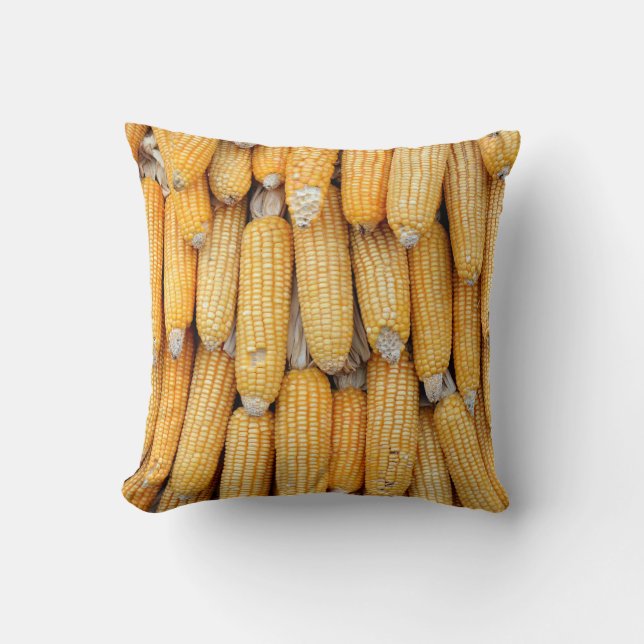 Getrockneter Mais, der gestapelt wurde. Kissen (Vorderseite)