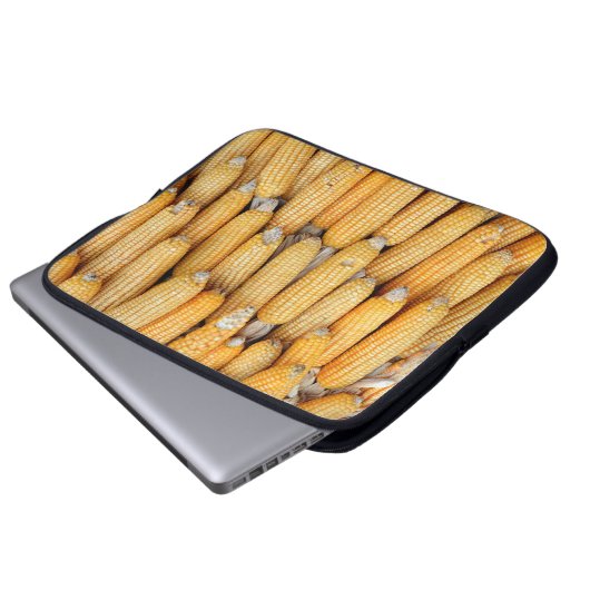 Getrockneter Mais, der gestapelt wurde. Laptopschutzhülle (Vorne Knopf)