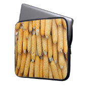 Getrockneter Mais, der gestapelt wurde. Laptopschutzhülle (Vorderseite Links)