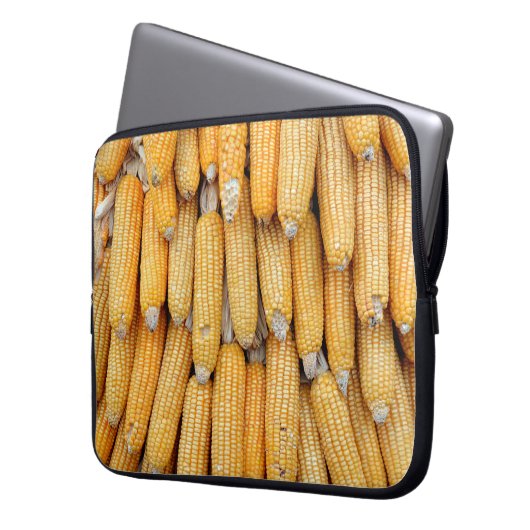 Getrockneter Mais, der gestapelt wurde. Laptopschutzhülle (Vorderseite Links)