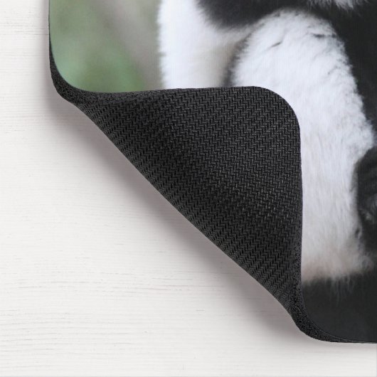 Getrumpfter Schwarzweiss-lemur auf Baum Mousepad (Ecke)