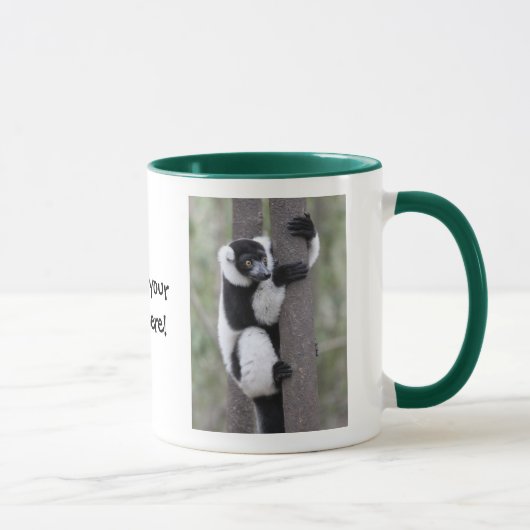 Getrumpfter Schwarzweiss-lemur auf Baum Tasse (Rechts)