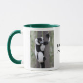 Getrumpfter Schwarzweiss-lemur auf Baum Tasse (Links)