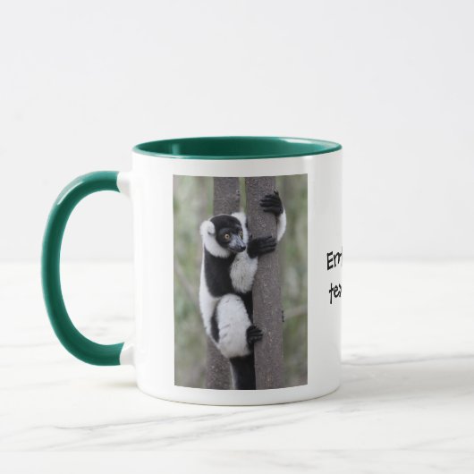 Getrumpfter Schwarzweiss-lemur auf Baum Tasse (Links)