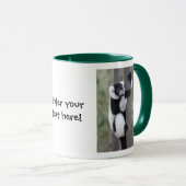 Getrumpfter Schwarzweiss-lemur auf Baum Tasse (VorderseiteRechts)
