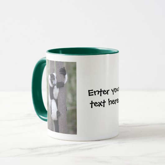 Getrumpfter Schwarzweiss-lemur auf Baum Tasse (Vorderseite Links)