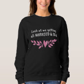 Getting Married Bride Groom Wife To Be Husband To  Sweatshirt (Vorderseite)