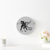 Gewartet für Puck - Hockey Player Runde Wanduhr (Zuhause)