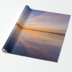GEWÄSSER IN DER NÄHE EINES BERGES WÄHREND DER BLAU GESCHENKPAPIER