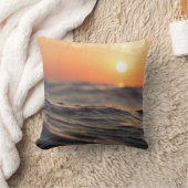 Gewässer während der goldenen Stunde Kissen (Decke)