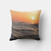 Gewässer während der goldenen Stunde Kissen (Rückseite)