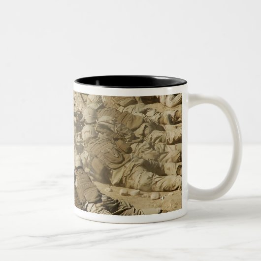 Gewehr der US-Marine M-4 und M-16A2 Zweifarbige Tasse (Rechts)