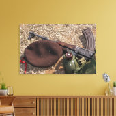 Gewehr, militärische Abdeckung und Kantine Leinwanddruck (Insitu (Wohnzimmer))