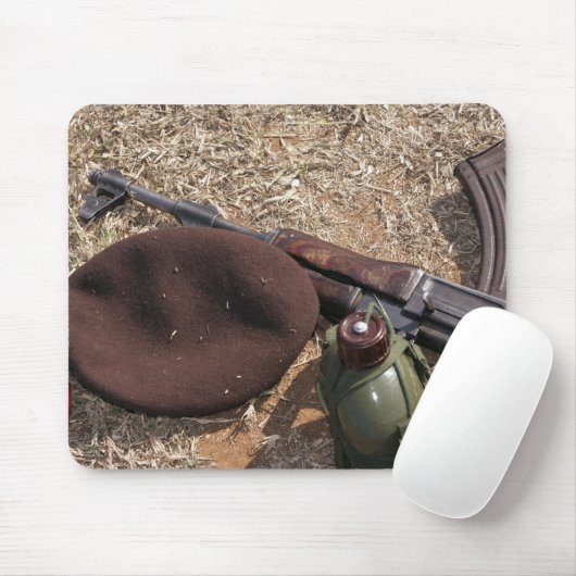 Gewehr, militärische Abdeckung und Kantine Mousepad (Mit Mouse)