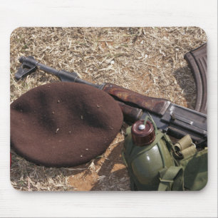 Gewehr, militärische Abdeckung und Kantine Mousepad