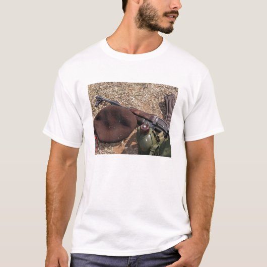 Gewehr, militärische Abdeckung und Kantine T-Shirt (Vorderseite)