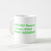 Gewehre haben nur zwei Feinde: Rost AndStupid Kaffeetasse (Vorderseite Links)